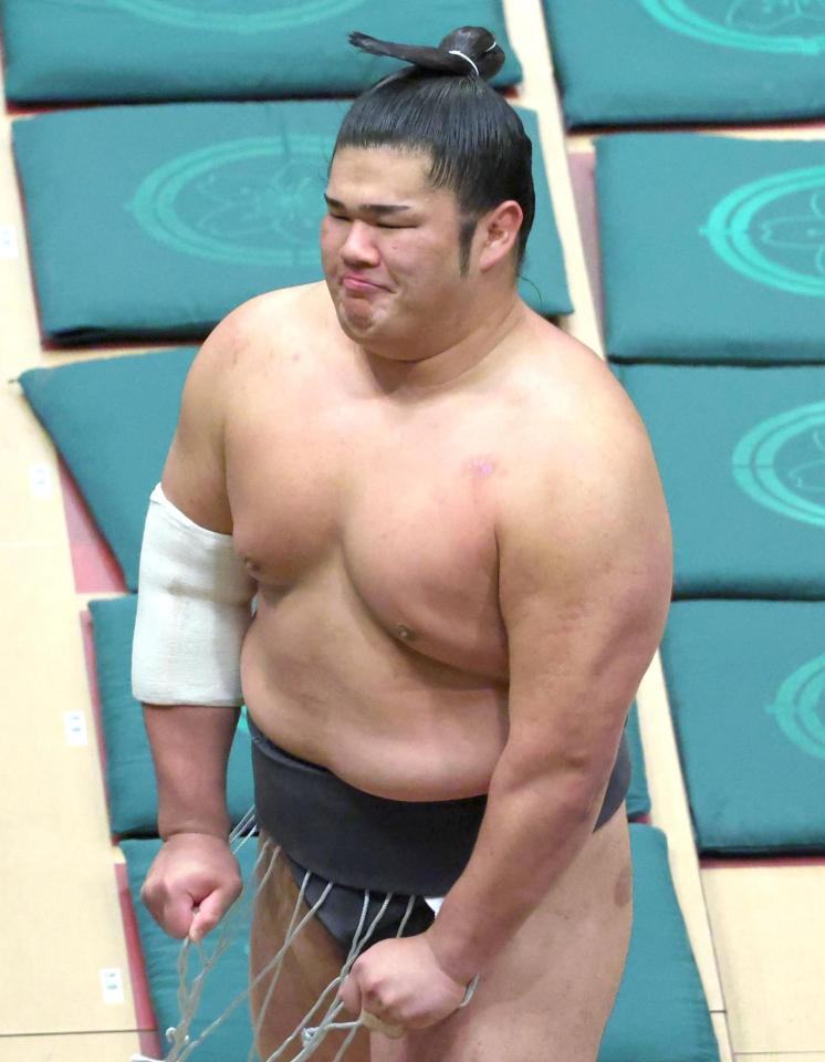 　大翔丸（左）を押し出しで破り幕下優勝を決め嬉しそうな木竜皇（撮影・吉澤敬太）