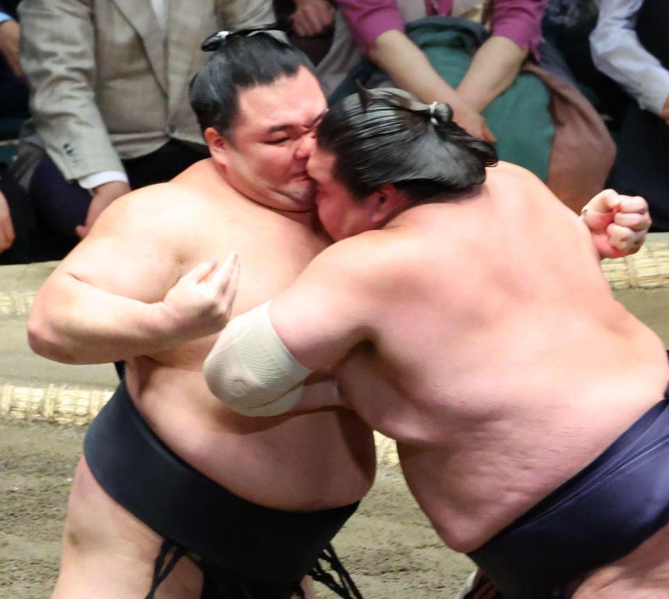 　照ノ富士（右）と顔面でぶつかり合う朝乃山（撮影・吉澤敬太）