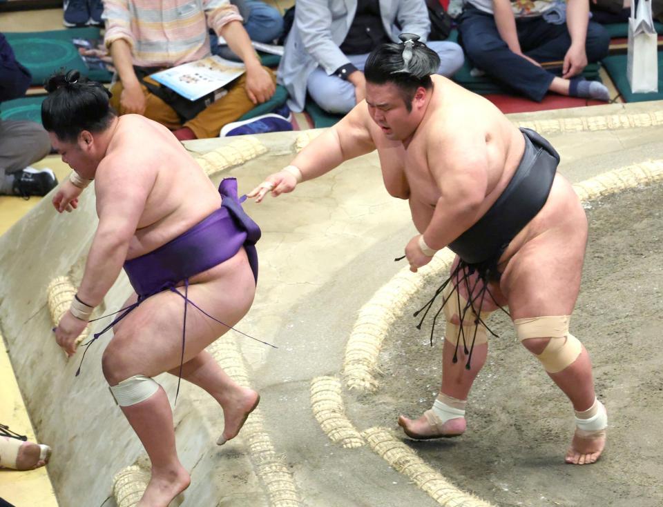 　明生（左）を送り出す貴景勝（撮影・吉澤敬太）