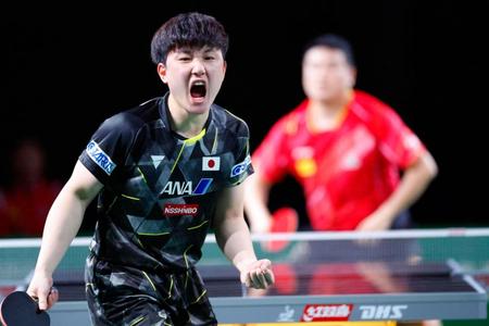 　準々決勝でポイントを奪い、ガッツポーズする張本智和