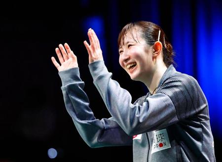 　準決勝進出を決め、観客の声援に応える早田ひな