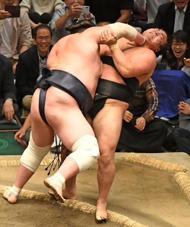 　照ノ富士に寄り切りで敗れた霧馬山（右）＝撮影・三好信也