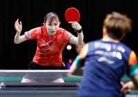 　中国の王芸迪（手前）と対戦する早田ひな