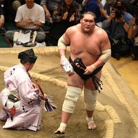 　休場明けで優勝と横綱として結果尾を出し大量の懸賞金を手に引き揚げる照ノ富士（撮影・三好信也）