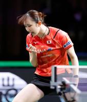 　女子シングルス準決勝でポイントを奪い、ガッツポーズする早田ひな（共同）