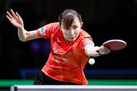 　女子シングルス準決勝でプレーする早田ひな（共同）