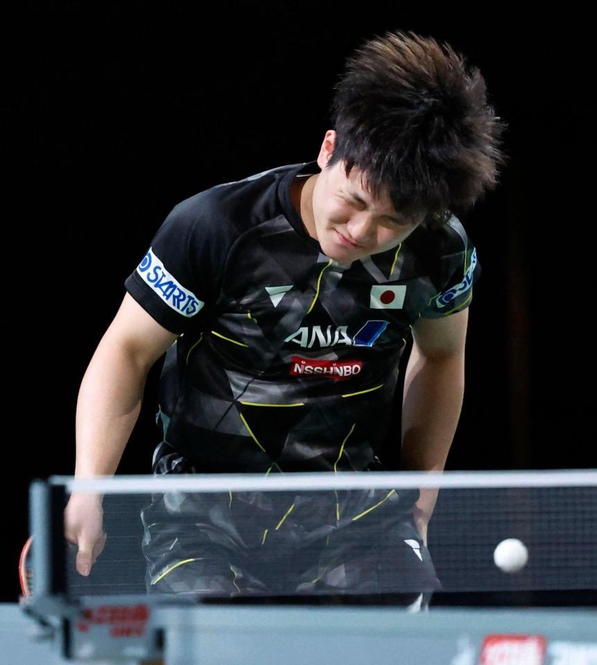 　準々決勝でポイントを奪われ悔しがる張本智和