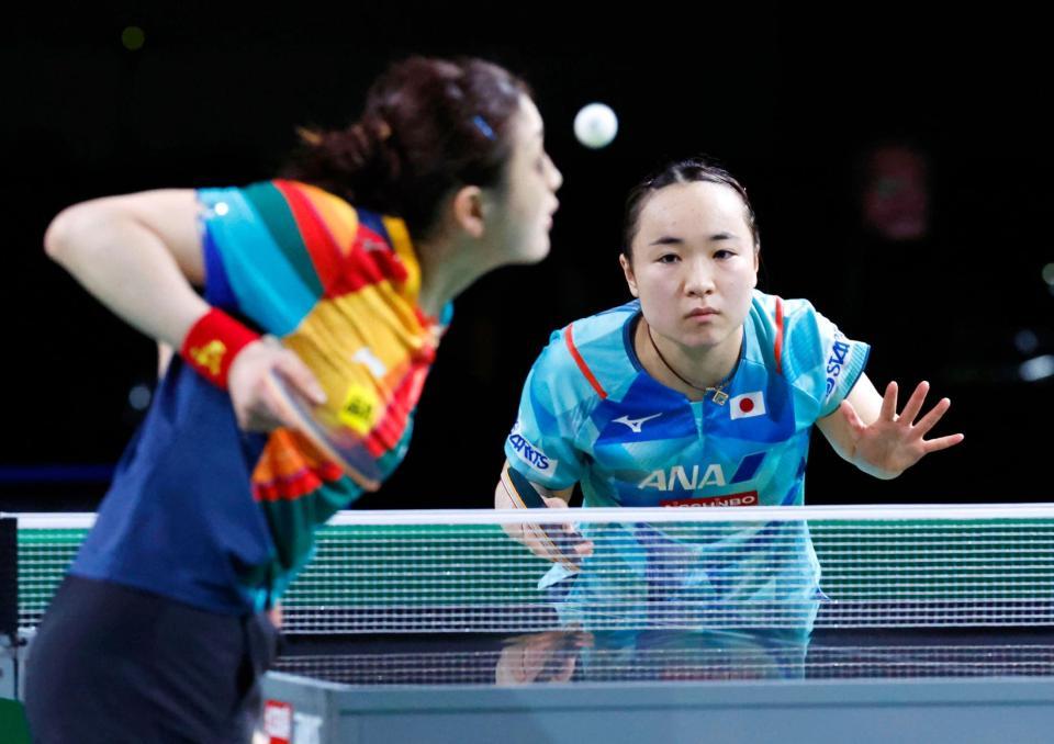 　女子シングルス準々決勝で中国の陳夢（手前）と対戦する伊藤美誠