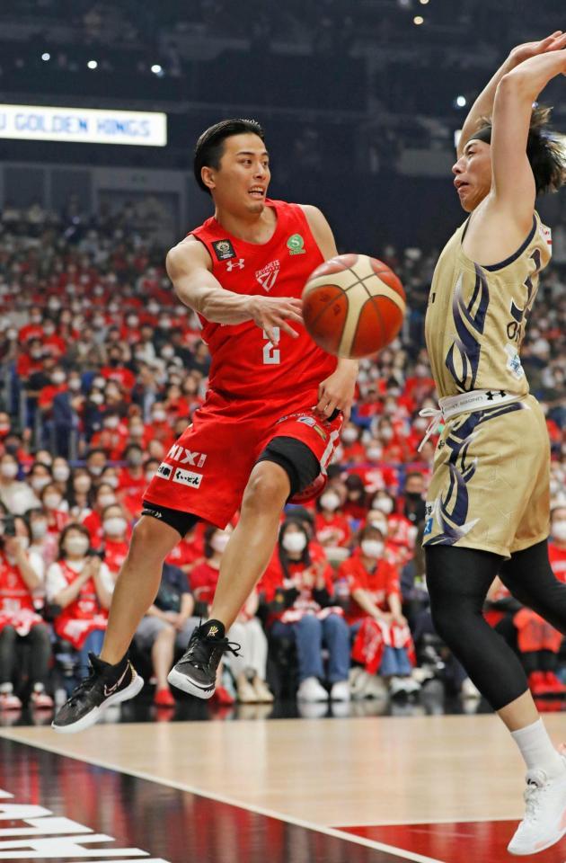 　第１クオーター、パスする千葉Ｊ・富樫