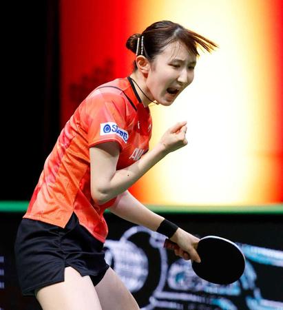 　女子シングルス準決勝で中国の孫穎莎に敗れて銅メダルを獲得、観客席に手を振る（共同）