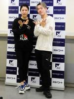 　ポーズを決め写真に応じる（左から）村元哉中さん、高橋大輔さん