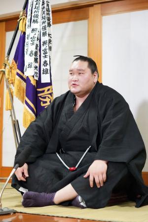 　優勝した大相撲夏場所の千秋楽から一夜明け、記者会見する横綱照ノ富士＝２９日、東京都江東区の伊勢ケ浜部屋