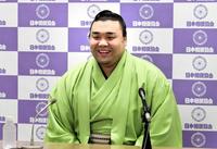 　大相撲夏場所千秋楽から一夜明け、大関昇進が確実となった霧馬山は会見で笑顔を見せる