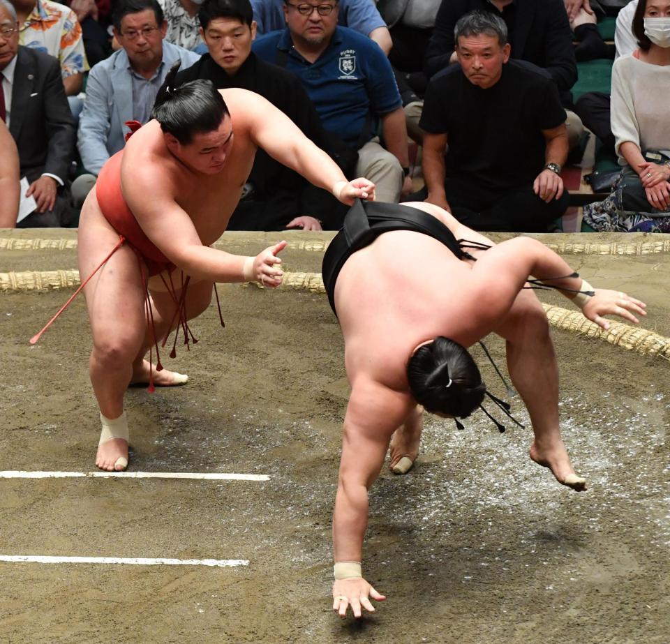 　霧馬山（右）を下手投げで下した豊昇龍（撮影・佐々木彰尚）