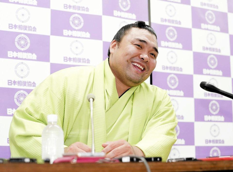 　大相撲夏場所千秋楽から一夜明け、大関昇進が確実となった霧馬山は会見で笑顔を見せる