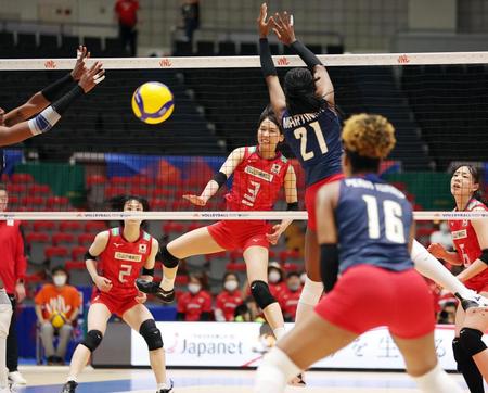 　第４セット、スパイクを決める古賀