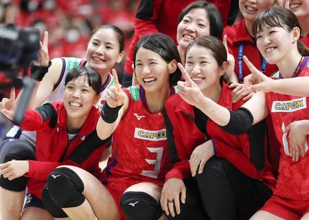 　ドミニカ共和国に勝ち喜ぶ古賀（中央左）ら日本の選手たち