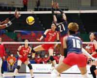 　第４セット、スパイクを決める古賀