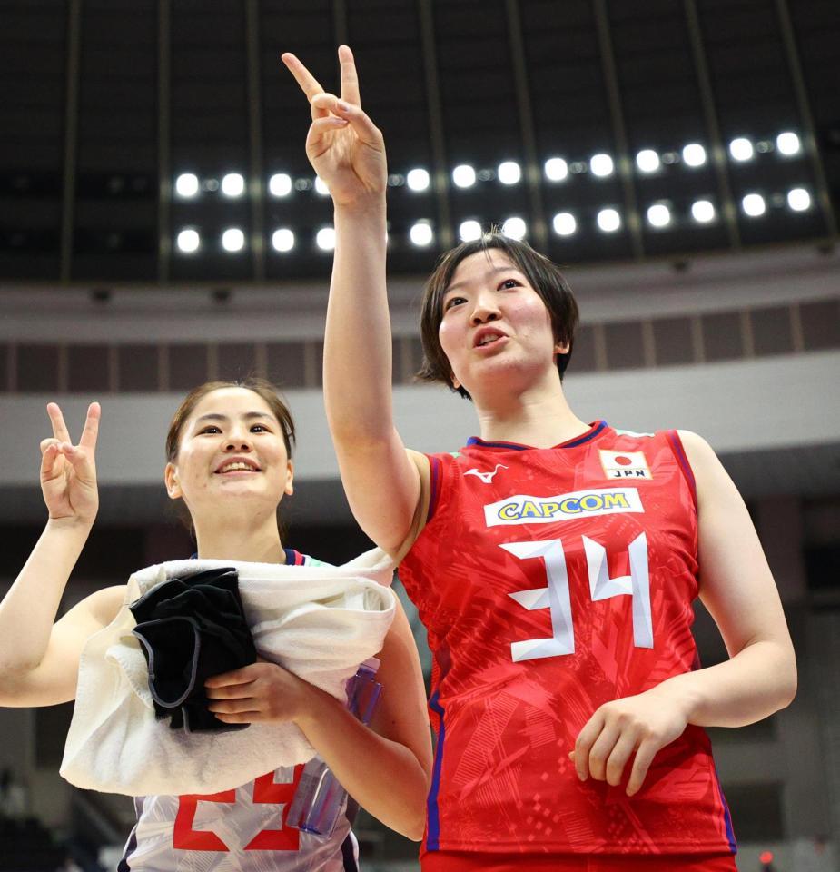 　ドミニカ共和国に勝ち喜ぶ荒木（右）と西村