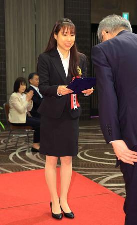 　スポーツ賞を受賞する三原舞依