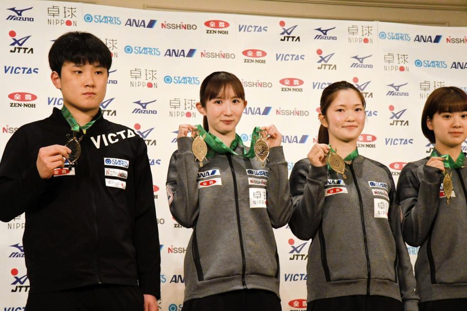 　世界選手権からの帰国会見に出席した（左から）張本智和、早田ひな、木原美悠、長崎美柚