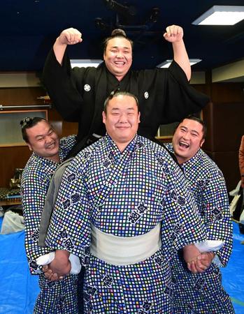 　大関昇進伝達式を終えた霧馬山（上）は若い衆の騎馬の上でガッツポーズ。（代表撮影）