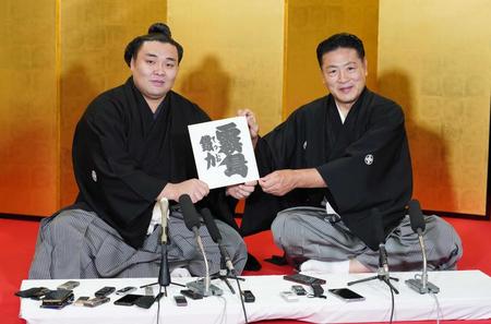 　師匠のしこ名「霧島」への改名を発表し色紙を持つ霧馬山（左）と陸奥親方