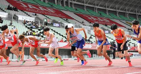 男子５０００ｍ決勝、スタートする大迫傑（中央）＝大阪・ヤンマースタジアム長居（撮影・中田匡峻）