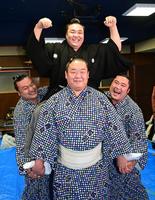 　大関昇進伝達式を終えた霧馬山（上）は若い衆の騎馬の上でガッツポーズ。（代表撮影）
