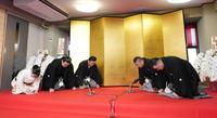 　大関昇進伝達式に臨む、左から陸奥親方夫人、口上を述べる霧馬山、陸奥親方、使者の伊勢ノ海理事、枝川審判委員（代表撮影）