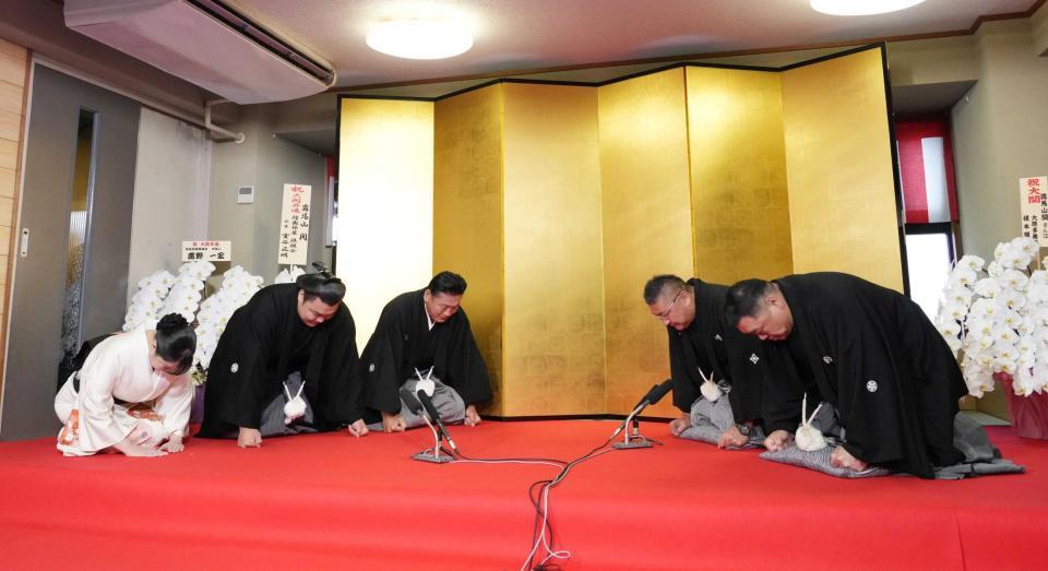 　大関昇進伝達式に臨む、左から陸奥親方夫人、口上を述べる霧馬山、陸奥親方、使者の伊勢ノ海理事、枝川審判委員（代表撮影）