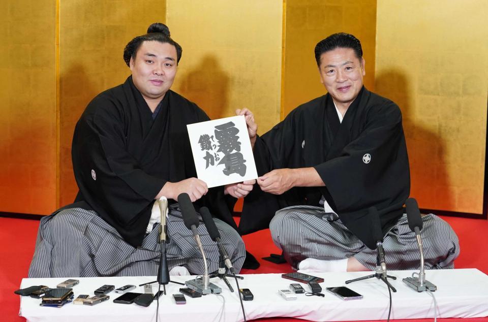 　師匠のしこ名「霧島」への改名を発表し色紙を持つ霧馬山（左）と陸奥親方