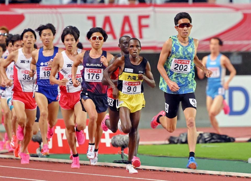 男子５０００ｍ決勝で先頭を走る上野裕一郎（撮影・中田匡峻）