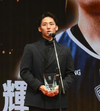 　新人賞を受賞して喜びを語る横浜ＢＣ・河村勇輝