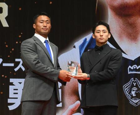 　新人賞を受賞した横浜ＢＣ・河村勇輝。左はプレゼンターの埼玉・長田智希