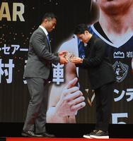 　新人賞を受賞する横浜ＢＣ・河村勇輝。左はプレゼンターの埼玉・長田智希