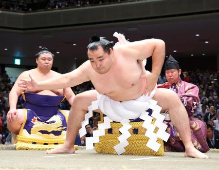 　最後の土俵入りを行う鶴竜親方（撮影・吉澤敬太）