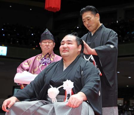 鶴竜親方の大銀杏にはさみ　「相撲のおかげで自分がいる」