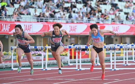 　１００Ｍハードル決勝を制した寺田明日香（中央）。左は福部真子（撮影・中田匡峻）