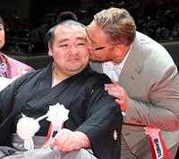 　元横綱・朝青龍のドルゴルスレン・ダグワドルジ氏（右）からキスされる鶴竜親方（撮影・吉澤敬太）