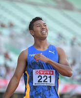 　男子１００メートル予選３組、１位でゴールしたサニブラウン・ハキーム（撮影・中田匡峻）