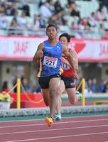 　男子１００メートル予選３組、１位でゴールしたサニブラウン・ハキーム（撮影・中田匡峻）