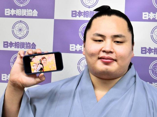 【写真】琴勝峰が婚約者の写真を披露　同い年の福岡県出身女性と遠距離恋愛「この人とずっと一緒にいたいと思った」