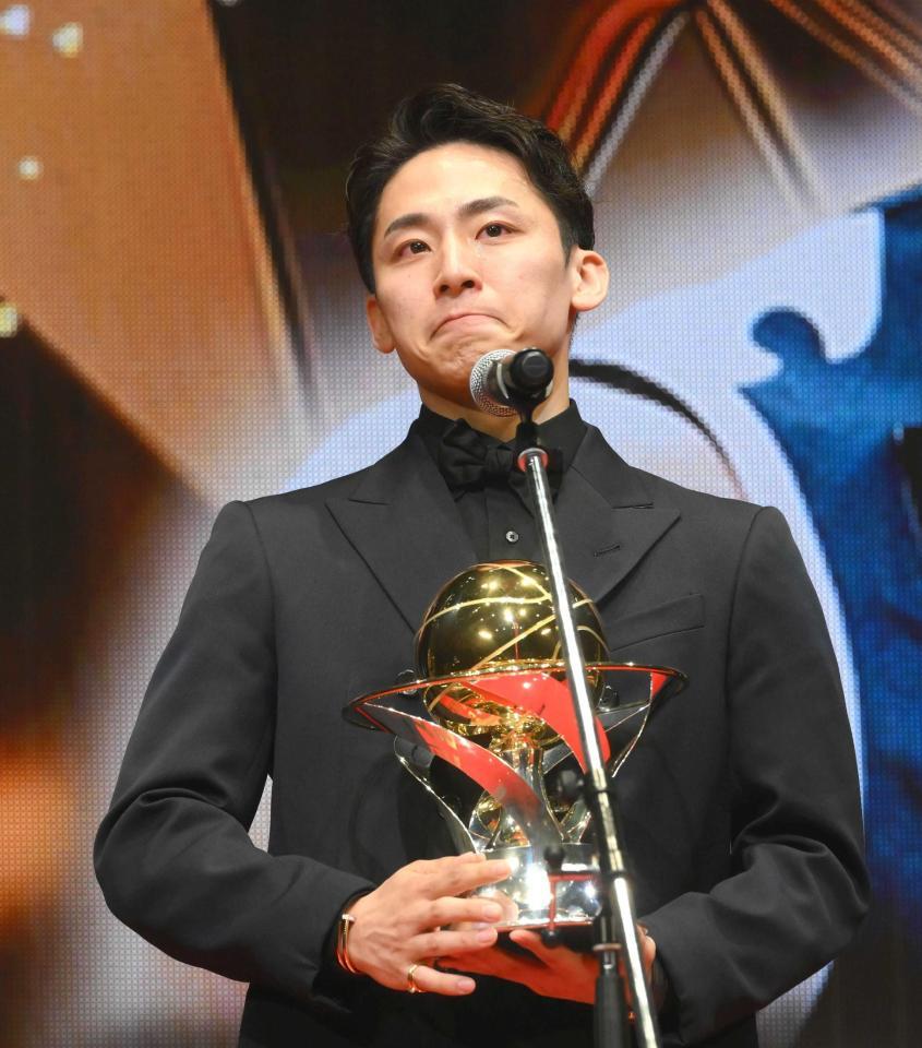 　最優秀選手賞を受賞し感極まる横浜ＢＣ・河村勇輝（撮影・堀内翔）