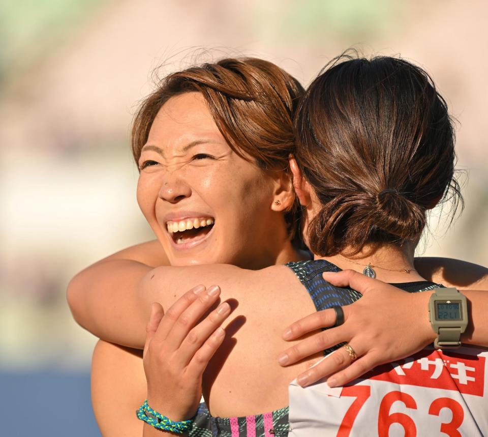 　１００Ｍハードル決勝を制した寺田明日香（左）は福部真子と抱擁を交わす（撮影・中田匡峻）