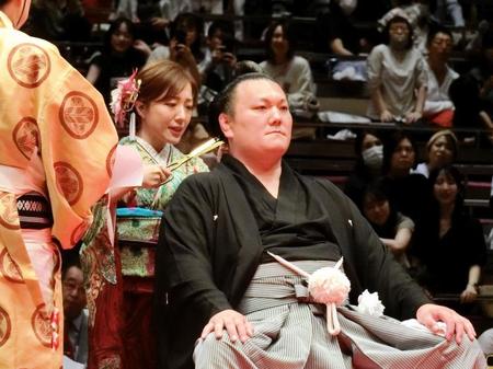 　元関脇・勢の春日山親方（右）の断髪式ではさみを入れる平原綾香
