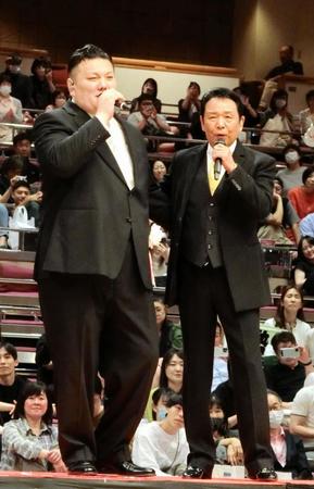 山本譲二（右）とデュエットする元関脇勢の春日山親方
