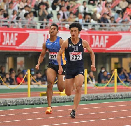 　男子１００メートル決勝、８位に終わったサニブラウン・ハキーム（左）。右は栁田大輝（撮影・中田匡峻）