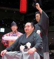 　陸奥親方（右）にとめばさみを入れてもらった鶴竜親方