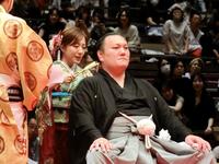 　元関脇・勢の春日山親方（右）の断髪式ではさみを入れる平原綾香